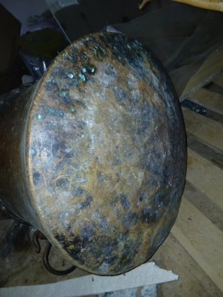 Cubo de cobre antiguo con asas