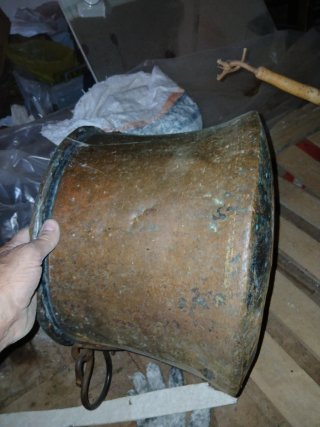 Cubo de cobre antiguo con asas