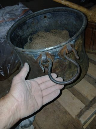 Cubo de cobre antiguo con asas