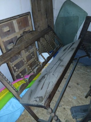 Sillas y banco madera antiguo
