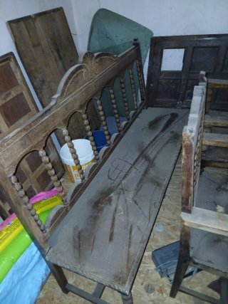 Sillas y banco madera antiguo