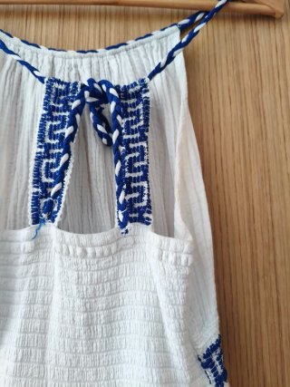 Vestido griego blanco con detalles azules