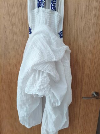 Vestido griego blanco con detalles azules