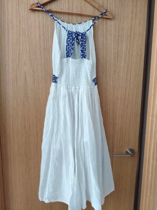 Vestido griego blanco con detalles azules