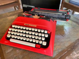 Máquina de escribir Olivetti Lettera 12 Roja