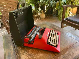 Máquina de escribir Olivetti Lettera 12 Roja