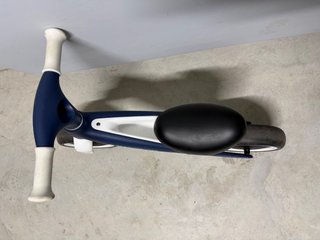Bicicleta de equilibrio azul y blanca