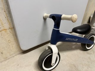 Bicicleta de equilibrio azul y blanca