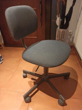 Silla de escritorio gris con ruedas
