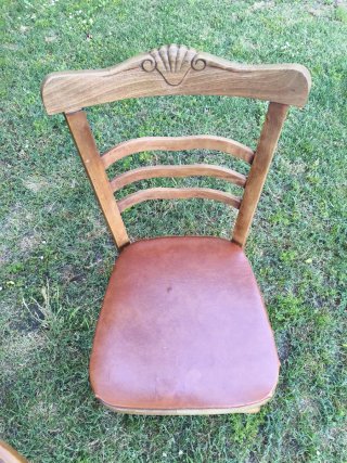 2 SILLAS DE MADERA