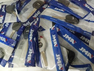 Máquinas duplicadora de llaves, armario y llaves.