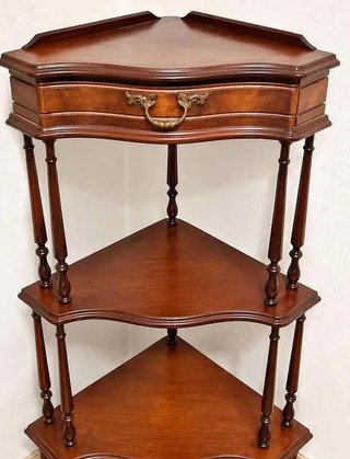 Rinconera de madera con cajón