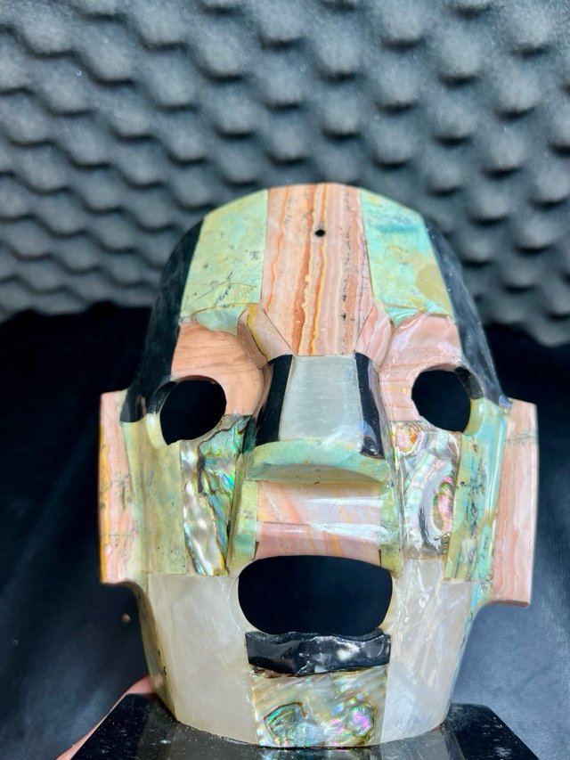 Máscara escultórica de estilo maya-azteca.