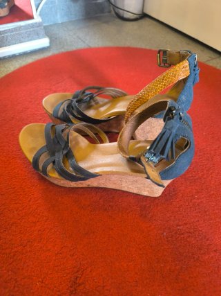Sandalias UGG cuña azul y marrón