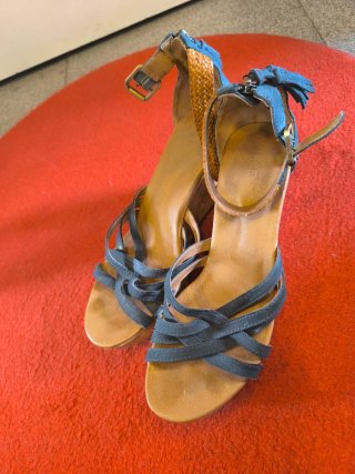 Sandalias UGG cuña azul y marrón