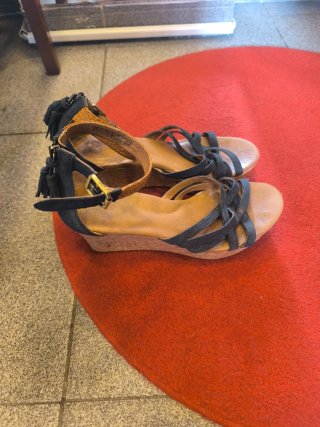 Sandalias UGG cuña azul y marrón
