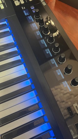 Teclado MIDI Komplete Kontrol S25