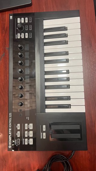 Teclado MIDI Komplete Kontrol S25