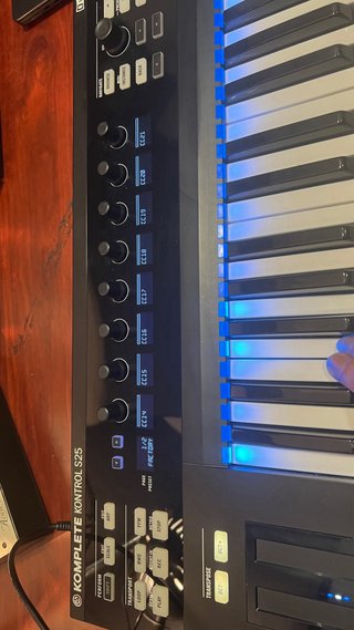 Teclado MIDI Komplete Kontrol S25