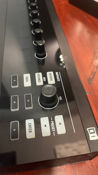 Teclado MIDI Komplete Kontrol S25