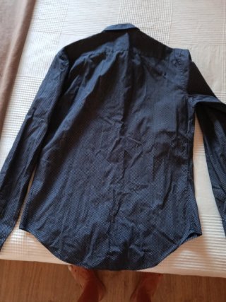 Camisa de hombre azul con puntos marca Zara
