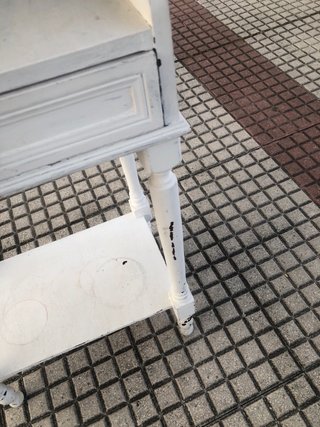 Tavolino ausiliario in legno bianco