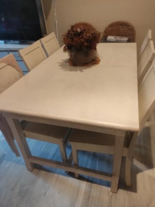 Comedor de madera y mimbre