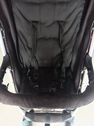 Carrito infantil gris y negro loopi running