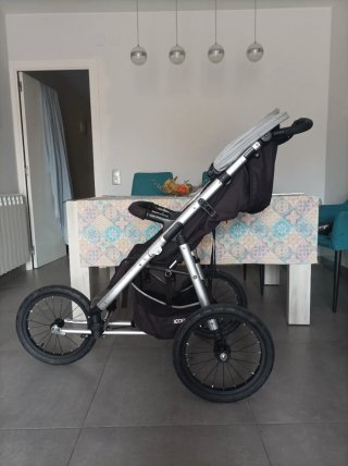Carrito infantil gris y negro loopi running