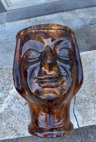 Antico vaso in terracotta con volto