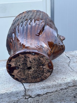Antico vaso in terracotta con volto