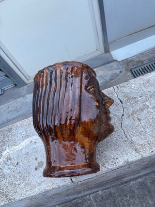 Antico vaso in terracotta con volto