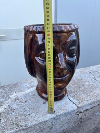 Antico vaso in terracotta con volto