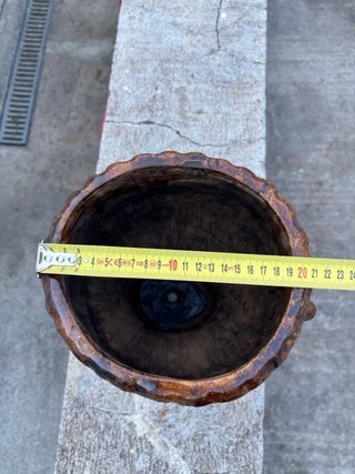Antico vaso in terracotta con volto