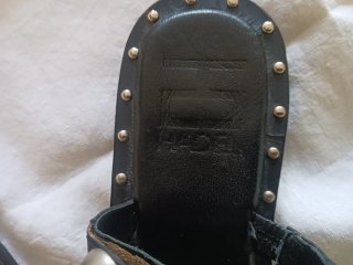 Sandali neri in pelle con borchie