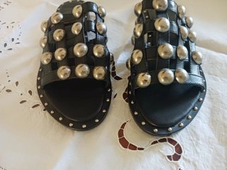 Sandali neri in pelle con borchie