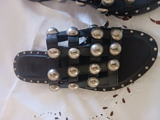 Sandali neri in pelle con borchie