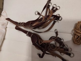 Bolso y aperos de cuero para caza