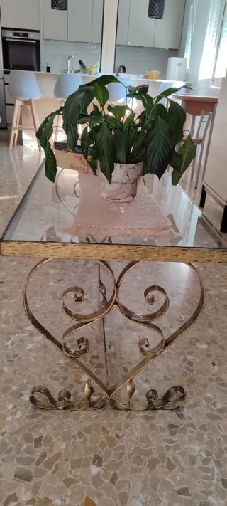 Mesa forjada a mano con sobre de cristal