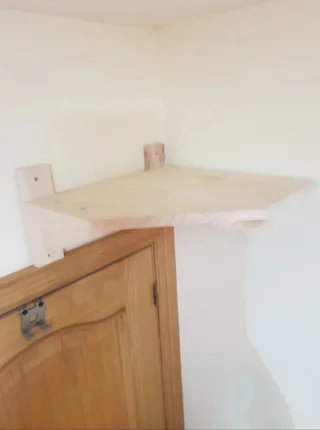 Estantería esquinera para gato de madera