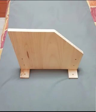 Estantería esquinera para gato de madera