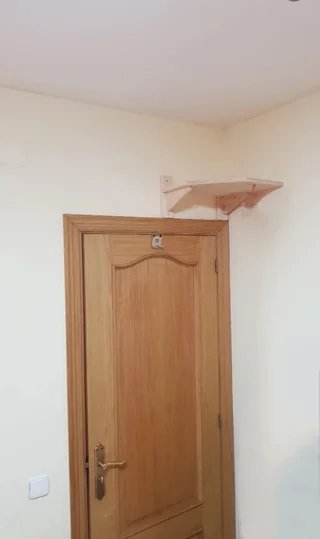 Estantería esquinera para gato de madera