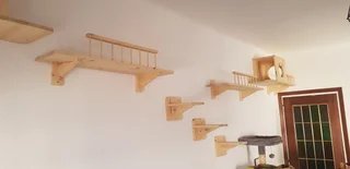 Estantería esquinera para gato de madera