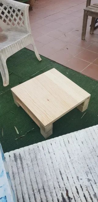 Mesa auxiliar baja de madera