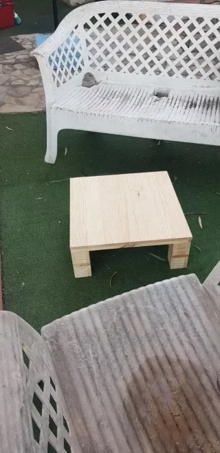 Mesa auxiliar baja de madera