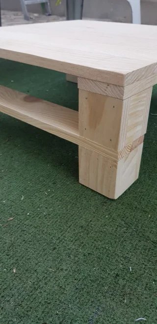 Mesa auxiliar baja de madera