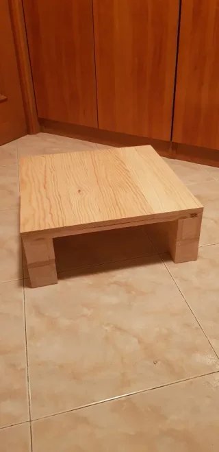 Mesa auxiliar baja de madera