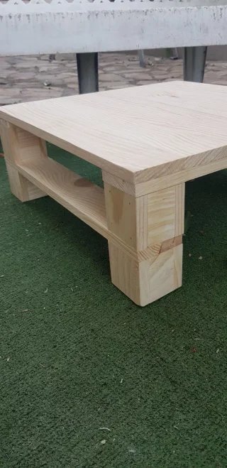 Mesa auxiliar baja de madera