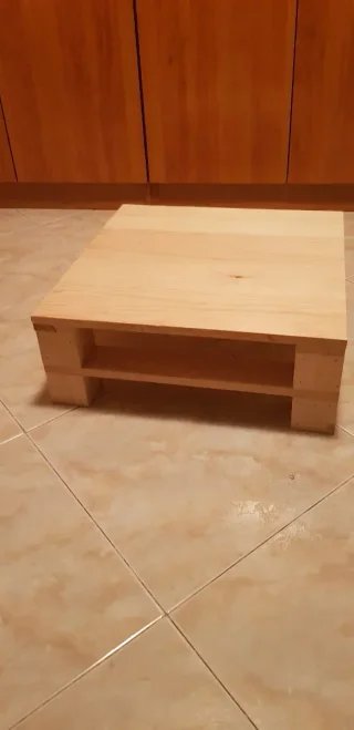Mesa auxiliar baja de madera