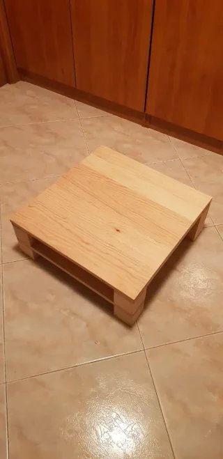 Mesa auxiliar baja de madera